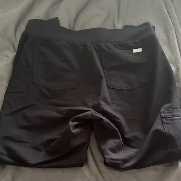 Figs Womens Scrubs Set - Black Size Medium - Joggers and Short Sleeve Top - Picture 8 of 8